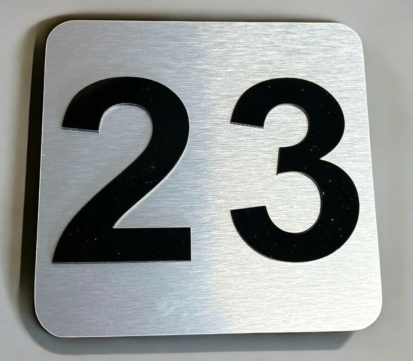 huisnummerbord rvs look 15x15 cm met geprinte cijfers vooraanzicht