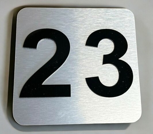 huisnummerbord rvs look 15x15 cm met geprinte cijfers vooraanzicht